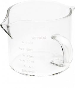 medición triple jarra taza de leche